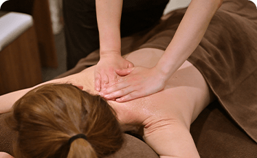 植物由来の天然エッセンシャルオイルを使用し、ゆったりとした手技で筋肉の緊張をほぐし、血流やリンパの流れを促進します。